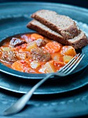 Navarin (Geschmortes Lamm, Frankreich) mit Gemüse und Brot