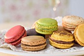 Various different coloured macaroons (close-up)
