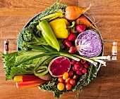Frisches Gemüse, Obst und Kräuter in Korb (Aufsicht)