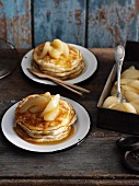 Buttermilch-Pancakes und Nashibirnen-Kompott