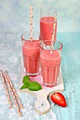 Joghurt-Erdbeer-Smoothie mit Basilikum