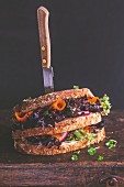 Räucherforellen-Radieschen-Sandwich mit einem Messer