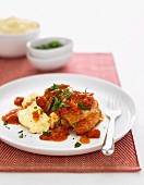 Hühnchen mit scharfer Tomatensauce und Kartoffelpüree