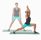 Held (Yoga), Schritt 1: Weite Grätsche, Schritt 2: Rechtes Bein beugen, Arme nach oben