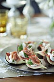 Feigen mit Ziegenkäse und Prosciutto