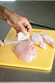 Geflügelhaut von Hühnerteilen entfernen