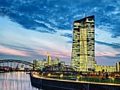 Europäische Zentralbank bei Nacht, Frankfurt am Main, Deutschland