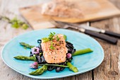 Salmon fillet with sepia pasta and green asparagus