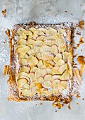 Crispy filo pastry cake with apple slices and icing sugar