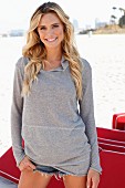 Junge blonde Frau in grauem Langarm-Hoodie