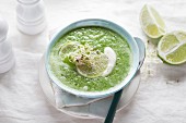 Grüne Suppe mit Limetten und Sprossen