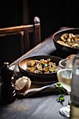 Clams in a herb sauce with white bread and wine