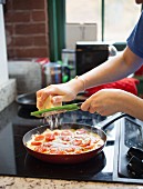 Frittata mit Tomaten und Parmesan zubereiten