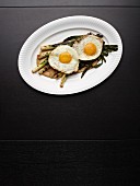 Grilled leek with fried eggs