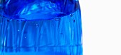 Blaue Wasserflasche (Ausschnitt)