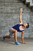 Lunge stretch with torso twist – Step 2: stretch arm up