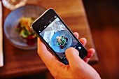 Mit dem Smartphone Bilder im Restaurant machen, München