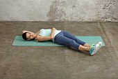 Half moon (fasciae training) – Step 1: lying on back, legs to the side