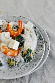 Rice noodles with prawns, tofu and broccoli