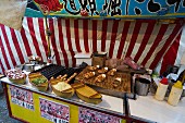 Takoyaki auf einem Marktstand (Japan)