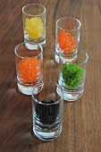Verschiedene Kaviarsorten in Gläsern