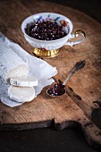 Chutney with red onions, figs and goat's cheese