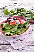 Spinach pancakes with berries and cream