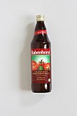 Eine Flasche Tomatensaft der Firma Rabenhorst