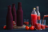 Tomatensaft-Test mit verhüllten Flaschen