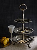 Verzinkte Etagere mit Vintage Besteck und Schale mit Zitronen