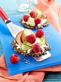 Flaxseed crispbread with cottage cheese, cucumber and raspberries