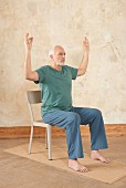 Durchlässig werden (Yoga), Schritt 1: Sitzen, Arme anheben, Finger im Gyan Mudra