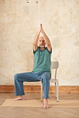 Krieger (Yoga), Schritt 2: Bein nach außen drehen, Arme nach oben