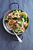 Fusilli salad with salmon, broccoli, onions and raisins