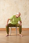 Grätschbeuge (Yoga), Schritt 1: Sitzen, Oberkörper beugen