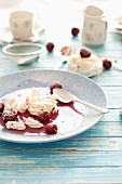 Meringue with cherries and icing sugar