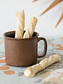 Brotstangen in einem alten Topf