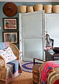 Vintage Kleiderschrank mit Körben in eklektischem Schlafzimmer