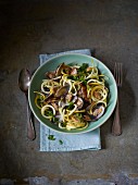 Gelbe Zucchini-Linguine mit Venusmuscheln