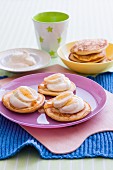 Pikelets with a yoghurt cream, bananas and honey