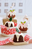 Mini Christmas Puddings mit weißem Guss