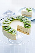 Mascarpone cake with lime and ginger decorated with kiwis