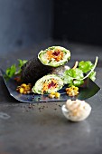 Seaweed and lettuce rolls with vegetables (Asia)
