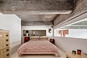 Schlafzimmer mit Fensterband und Ethnokunst in Loft mit Betonrippendecke