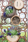 Sichtschutz aus rostigem Metall mit runden Details und Blumen