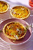 Carrot tarts with oats and curry