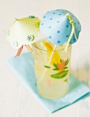 Cocktailglas mit Deko-Schirmchen