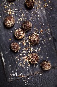 Energy bites made with nuts, cocoa and coconut oil