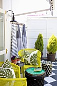 Sommerliche Terrasse mit gelben Stühlen