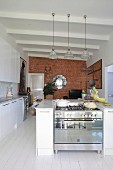 Offene Küche mit weißem Boden und Backsteinwand